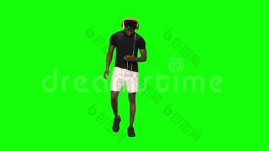 美国黑人男子戴着红色的大耳机行走，选择<strong>手机音乐</strong>，并在绿色屏幕上移动